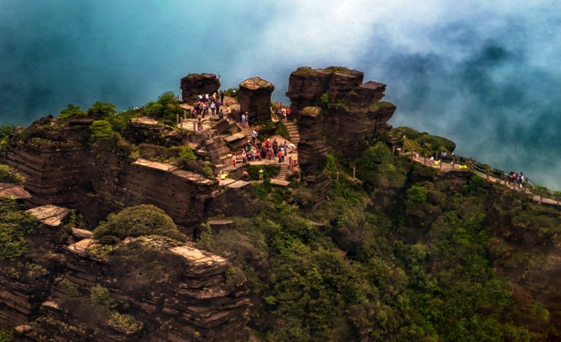 男子用登山杖在5A景区梵净山石头上刻字，此举是否违法？