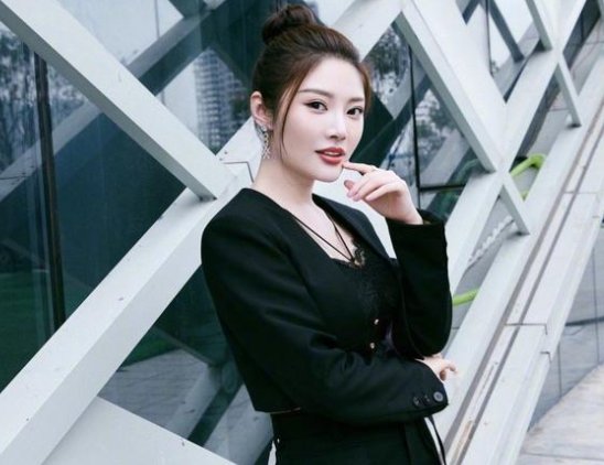 徐冬冬在《听姐说》中自曝，曾被男友家暴，面对家暴她是怎样做的？
