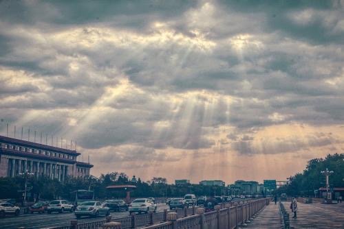 故宫上空现云隙光现象，这一现象是如何形成的？