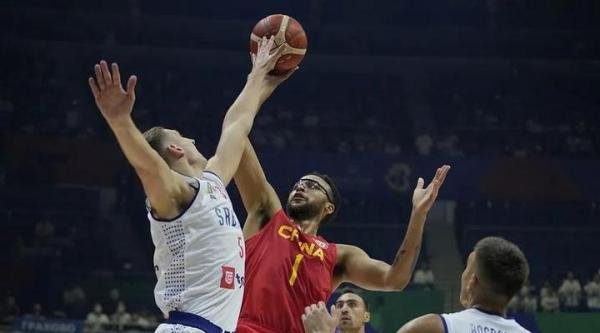 心酸！姚明赛后拒绝退场，独坐观众席表情难受，没人敢去劝他离开