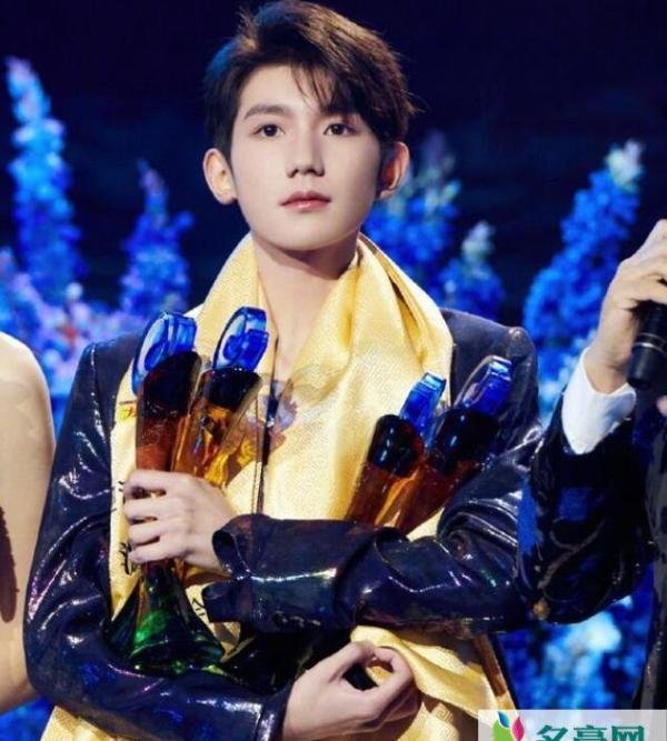 王源连拿四个奖 网友：仿佛批发奖杯恭喜宝贝