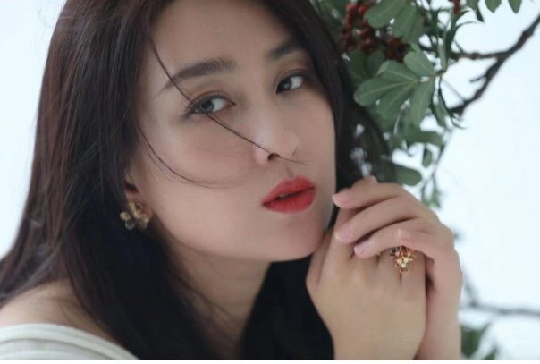马苏素颜现身路边摊吃鱼粉,她的装扮有多低调?