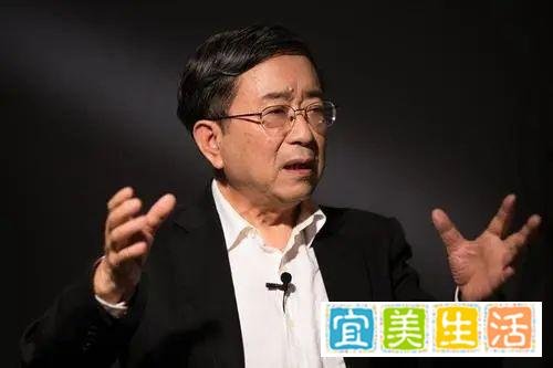 易中天为何要大骂余秋雨“下流”？风波背后有隐情，易中天欠余秋雨一个道歉