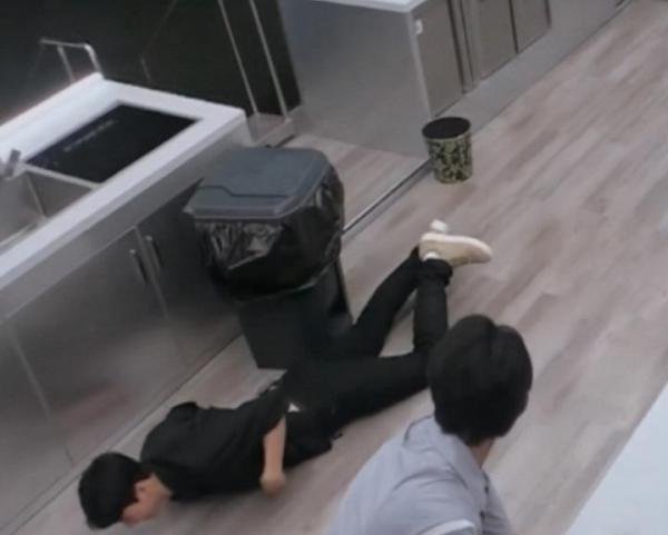 《中餐厅5》:厨房遇暴雨一角塌陷，龚俊摔倒，张亮从楼梯上摔来