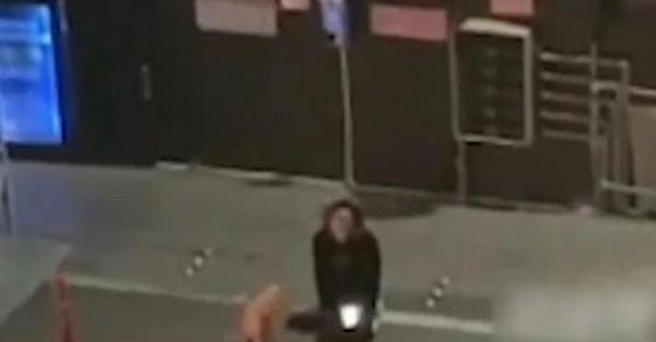 女子凌晨外卖被偷跪地大哭 官方回应 这是咋情况？