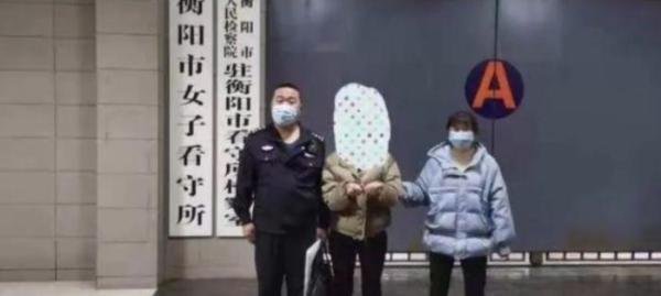 女子已婚，与男同学恋爱，骗走其18万