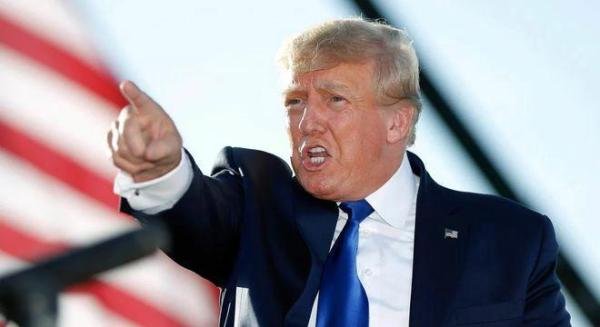 特朗普圣诞全家福大曝光！老婆缺席，大2岁的岳父到场、小儿子成巨人、孙女好辣眼