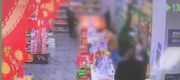 女儿超市买零食爸爸掌掴收银员 这是咋情况？