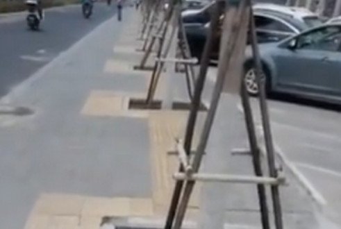 内蒙古赤峰一段150米盲道被修成十八弯,为什么?