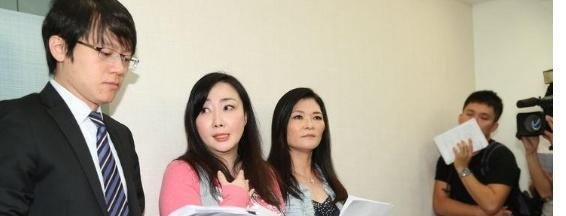 疯狂骚扰萧敬腾, 富家女和父亲断绝关系