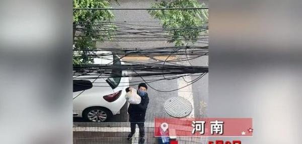 男子冒雨给前妻和孩子送物资