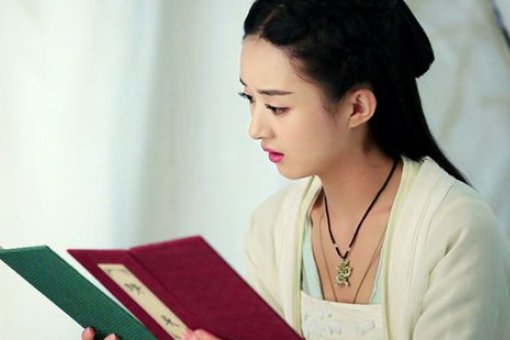 今岁今宵尽明年明日催的全诗。