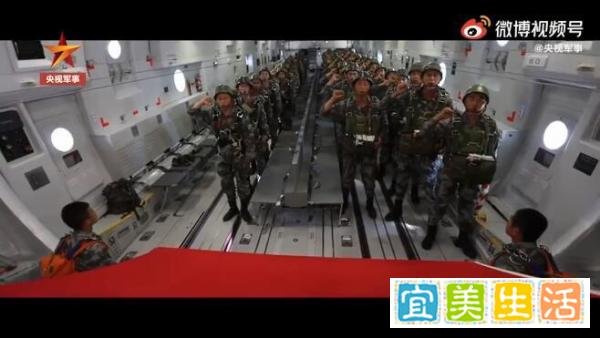 特种兵高空跳伞展开党旗 这是咋情况？