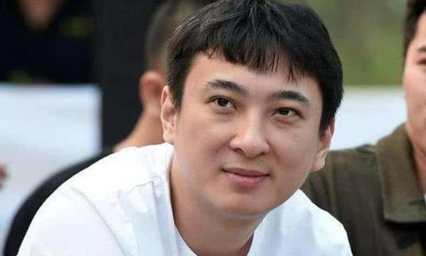 穿休闲服见领导，是王思聪最后的倔强