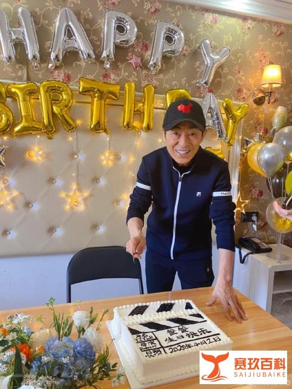 张艺谋70岁生日，39岁妻子陈婷PS全家合照为老公庆生