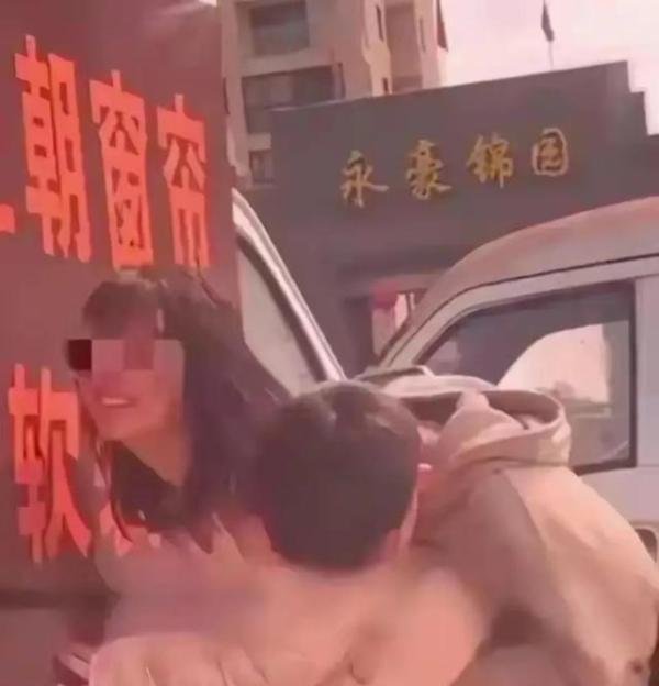 温州永兴中学两名学生在永豪锦园小区门口上演亲密表演，你怎么看