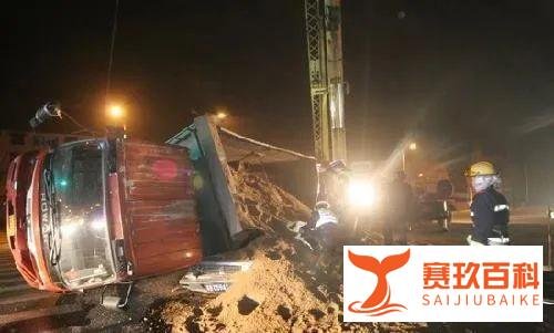 闯红灯!运沙车“压扁轿车”致一家6人死亡:大车非法改装超载!
