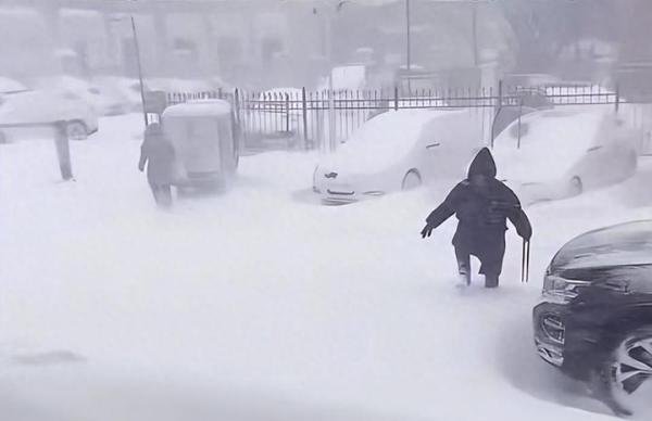 烟台暴雪中女子连滚带爬去上班：努力生活的人值得尊重！