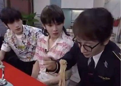 刘谦把碎纸条变成面条之后吃了，这是怎么做到的？