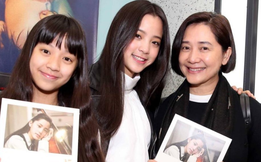 欧阳娜娜母亲重返校园,59岁读硕士,亲身诠释内涵比美貌重要!你怎么看?