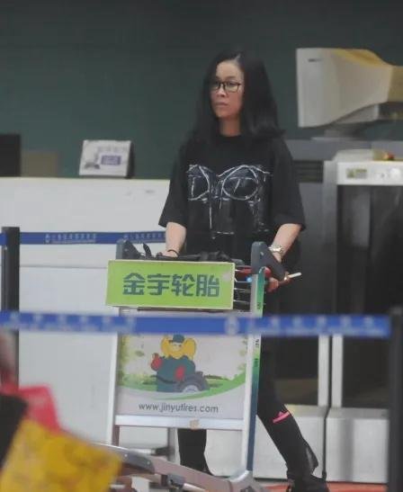 那英的素颜真让人心疼，状态疲惫太显龄，终于相信她54岁了