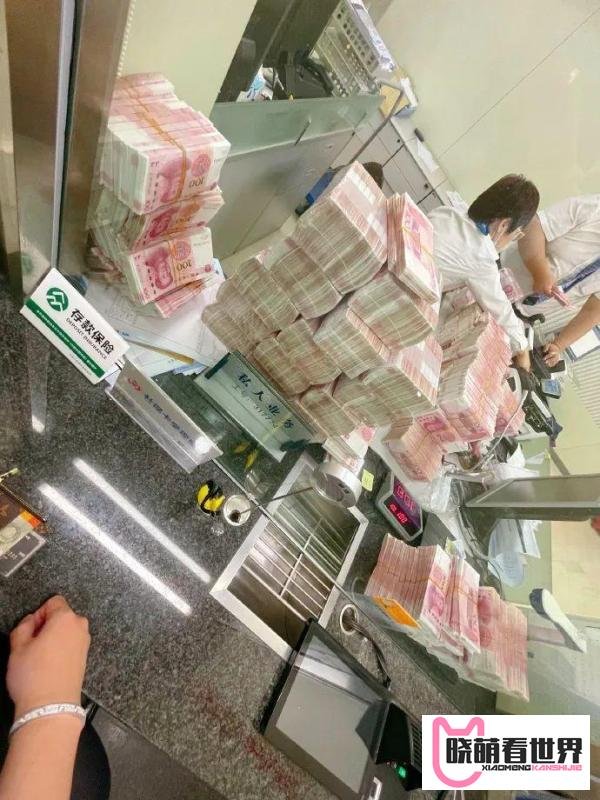 嫌银行服务太差，知名大V一气之下取现500万元！网友吵翻了