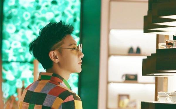 黄子韬宣布不再发博，疑向团队私自操作抗议，网络暴力太可怕？