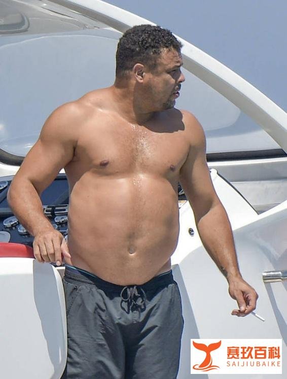 罗纳尔多退役后为何频频被黑？发福泡妞微博吸金，看他都干了些啥！