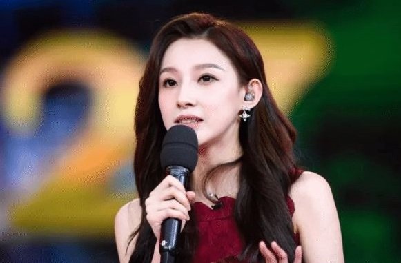 她是央视最美女主持，比赛中因泳裤滑落一举成名，如今她过得怎样？