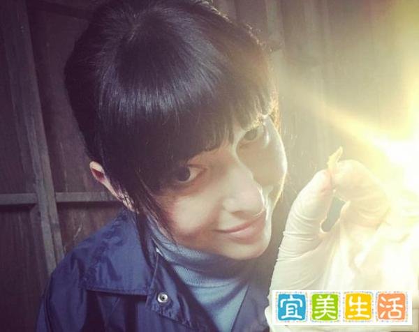 女星林赛去世，遗体被毯子包裹车内到处都是药丸，伊莱恩发文悼念